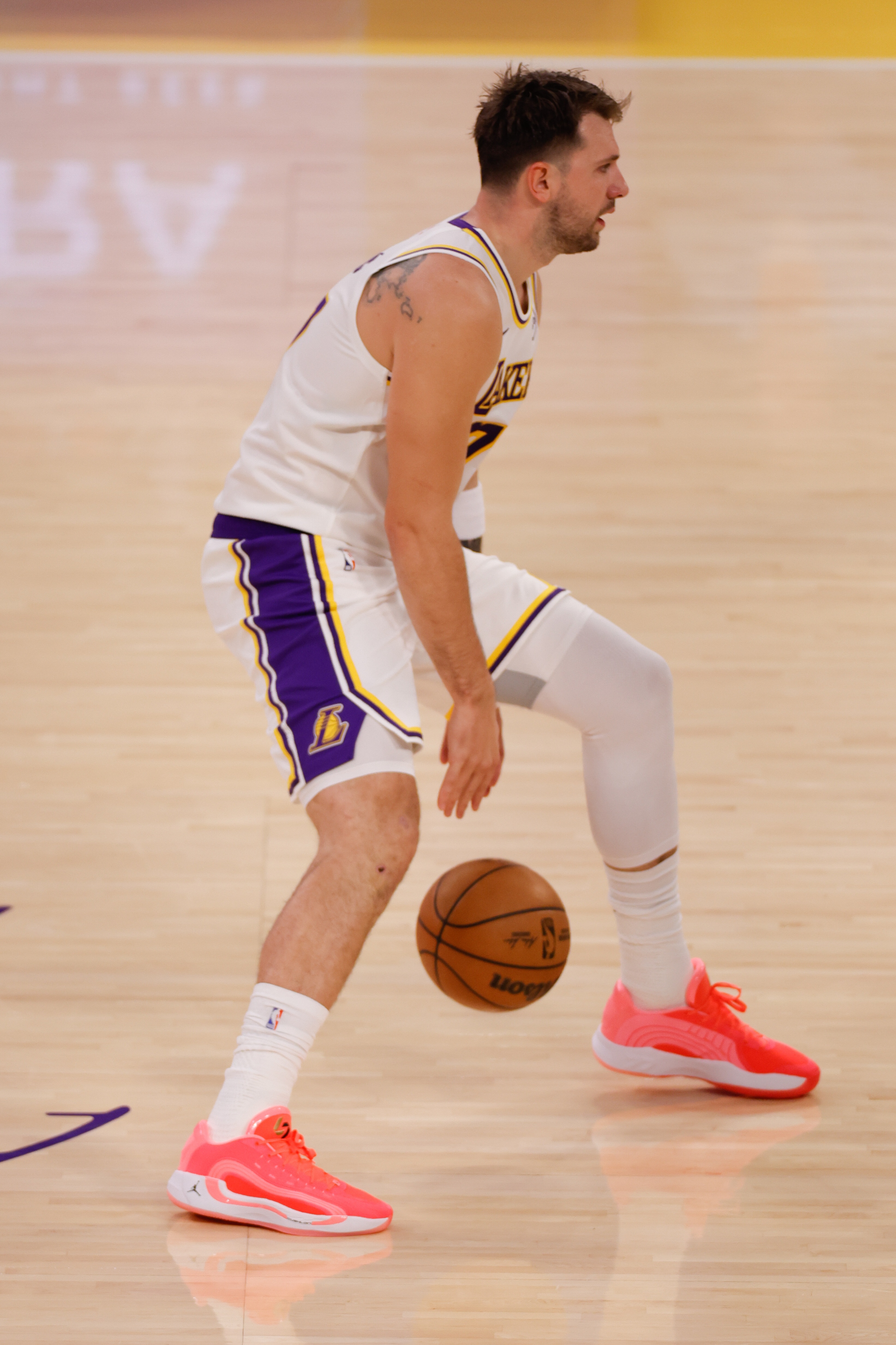 必发APP-单扛球队进攻！东契奇半场14中6得19分8板5助1盖帽